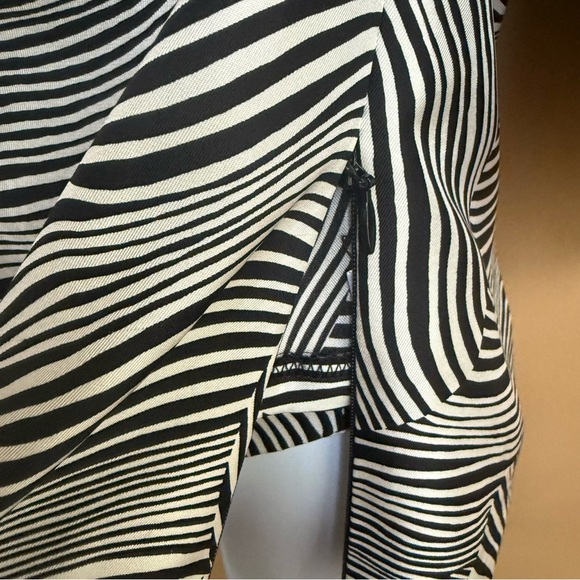 Trina Turk Black and White 100% Silk Swirl Blouse Size Small - Picture 6 of 16